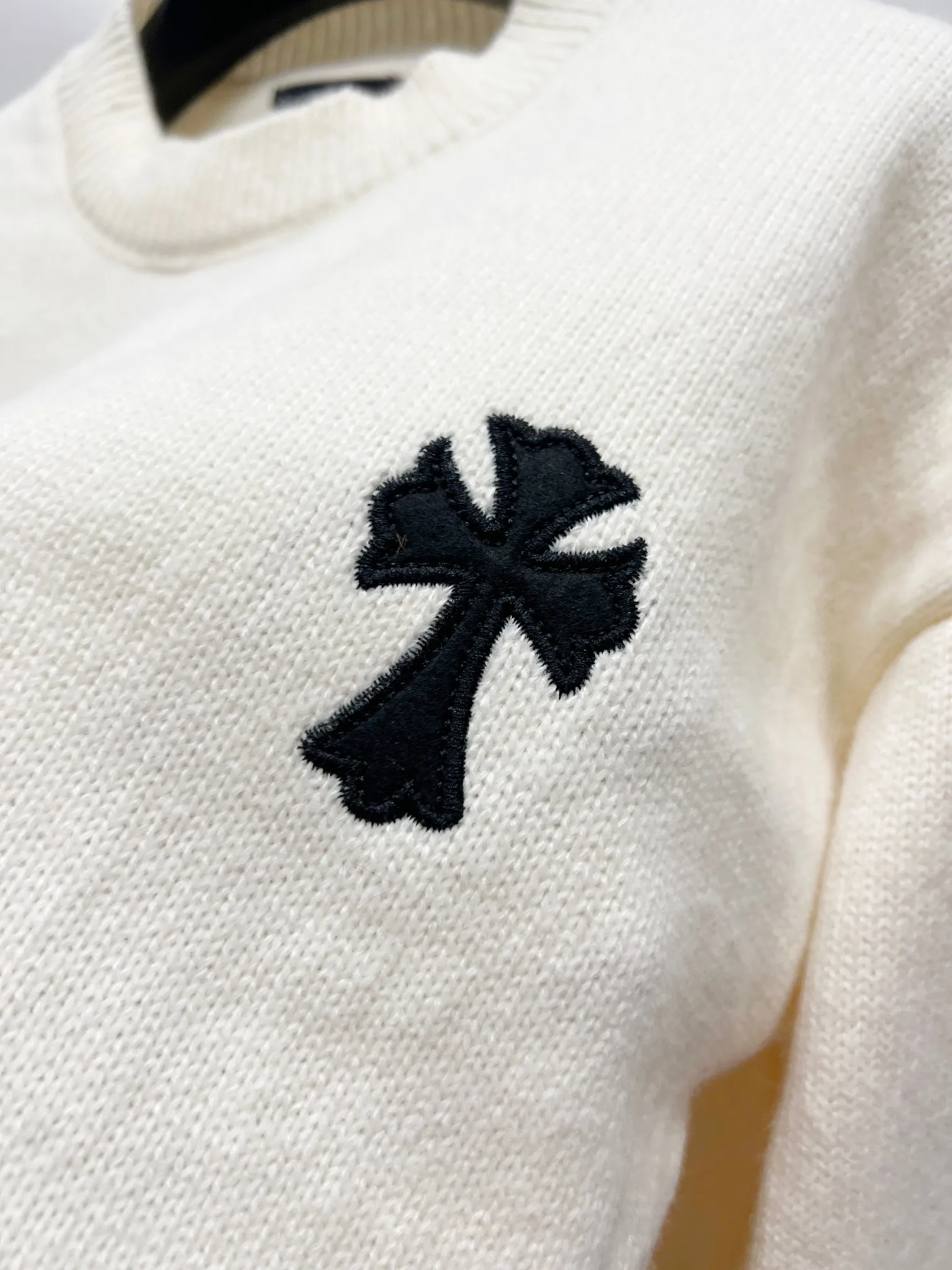 P240 High quality, model number: (Q063) Chrome Hearts CH Chrome Hearts patchwork cross hole knitted sweater pullover. The popular style is the same for men and women. It is matched with black and white. It looks great in real life. It looks good on the upper body. It looks good in daily wear. It is even more photogenic. It’s hard not to buy it. Buy it for me!!! Believe me, no one can refuse such a captain style Chrome Hearts jacket. The fit has been expanded based on the old version. The upper body is loose and stylish. Casual design with an expanded hem. Fat people are extremely slim. Thin people have a limited height. Ten thousand yuan ZP printing. 1:1 perfect restoration. Looks good when worn alone. Can be easily controlled by both men and women. If you care more about quality, you must also respect the price. It is completely different from the thin transparent bottoms on the market that pill when worn. If the style makes you shine at a glance, then quality is what you should pay more attention to. We focus on quality rather than price. Customers who have received my products all know it. ️️️ Sweaters on the market are generally made of bract core yarn. We use modal. The advantages over core-spun yarn are very intuitive: high cost, high price, high density, relatively expensive for developers, and let us make a lot less money. In addition, it is delicate, has no scum on the upper body, resists pilling, and is high-end. We are conscientious sellers and do not use core-spun yarn. Apart from being cheap, core-spun yarn is really useless. It shrinks, pills, hooks, and makes people pierced. He is proficient in everything. It is 2024. Who doesn’t want to look decent when they go out? Quality determines the upper body effect. No matter how bad the quality, the best style is still the temperament of the urban-rural fringe. We only do long-term business. Quality determines character. Take it back and wear it with confidence and wash it. The quality of the pattern will definitely make your eyes shine. We only make the right version of high quality. We make high-end hard goods. Reject junk goods and reject fast food. Conscientious quality and conscientious price. You deserve it!  Color: Black White Gray Red Size: S M L
